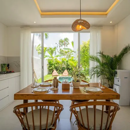 New Elegant Green Wall Villa, Canggu